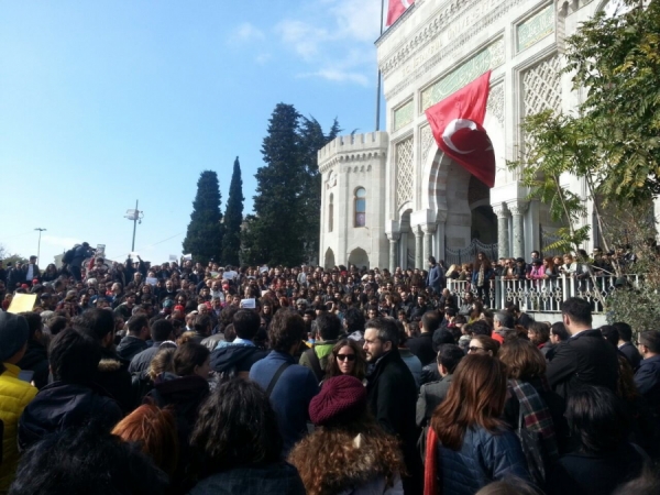 Akademide tasfiyeler protesto edildi