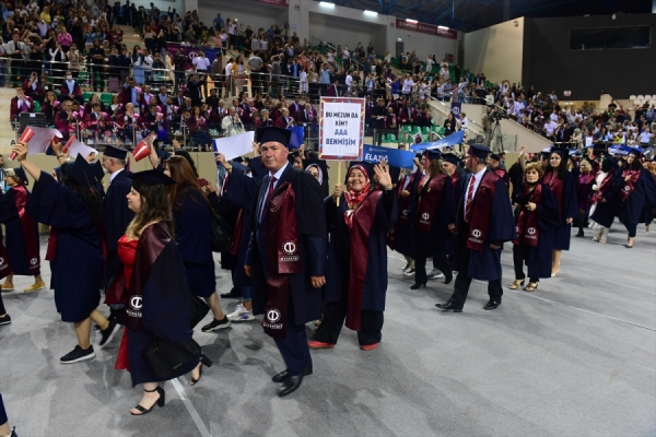 Anadolu Üniversitesi'nin açık öğretim programlarında mezuniyet töreni