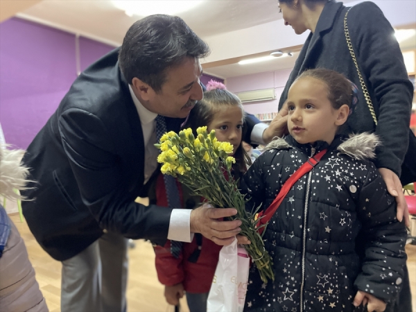 Depremzede öğrenciler okulda çiçeklerle karşılandı