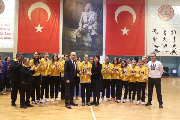 Arı Okulları Yıldız Kız Basketbol takımından şampiyonluk
