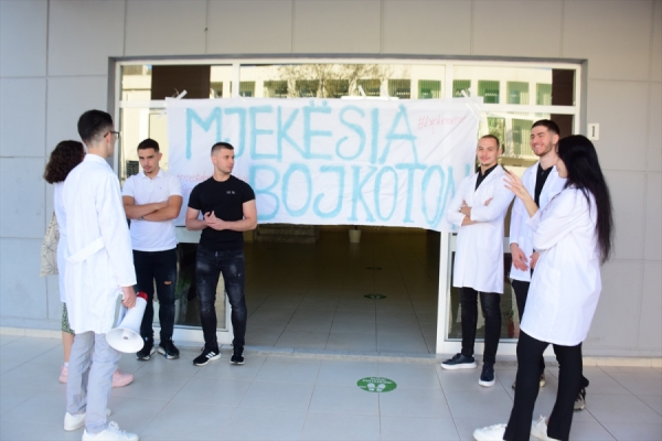 Tıp öğrencileri 'zorunlu istihdama' karşı protesto düzenledi