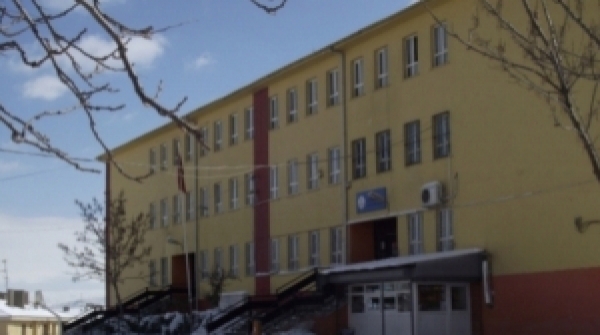 Artvin'de iki okul deprem riski nedeniyle boşaltılacak