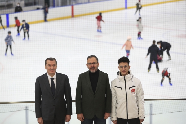 Bakan Kasapoğlu, Kış Olimpiyatları'nda 6. olan Furkan Akar'la bir araya geldi