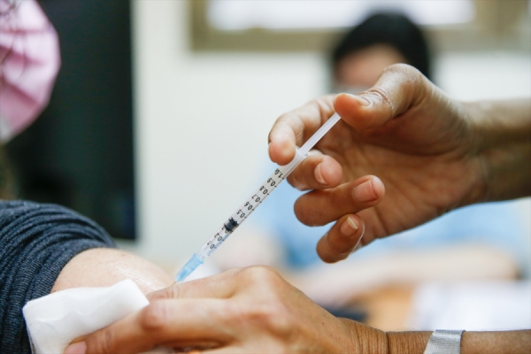 Bakan Koca: Anne adayları tereddüt etmeden aşılarını olmalı