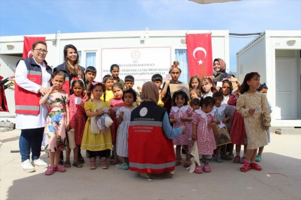 Bakan Özer: Deprem bölgesindeki 12 bin çocuğa bayram hediyeleri ulaştı