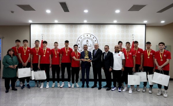 Bakan Özer, TVF Başkanı Üstündağ ile şampiyon voleybolcuları kabul etti