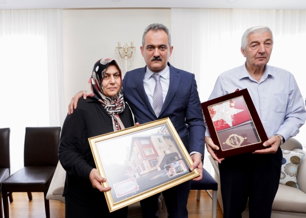 Bakan Özer'den, terör saldırısında hayatını kaybeden öğretmen Özsoy ve kızının ailesine taziye ziyareti