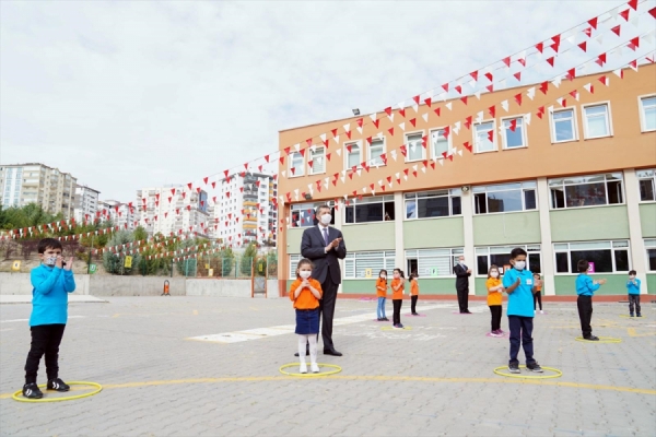 Bakan Selçuk'tan yüz yüze eğitimin başladığı okullara ziyaret