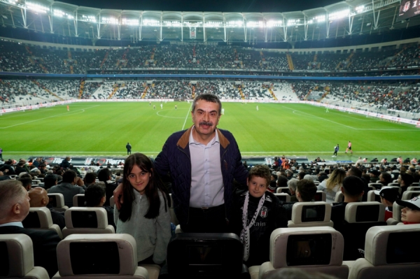 Bakan Tekin çocuklarla birlikte Beşiktaş- MKE Ankaragücü maçını izledi