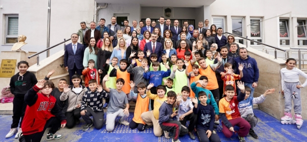 Bakan Tekin İzmir'de öğrenci ve öğretmenlerle buluştu