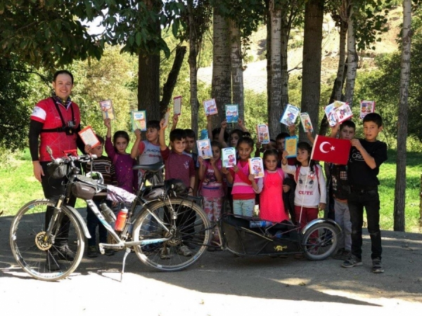 Bisikleti ile köy çocuklarına kitap ulaştırıyor