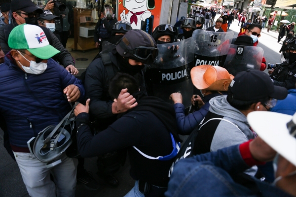 Öğretmenlerle polis arasında çatışma çıktı