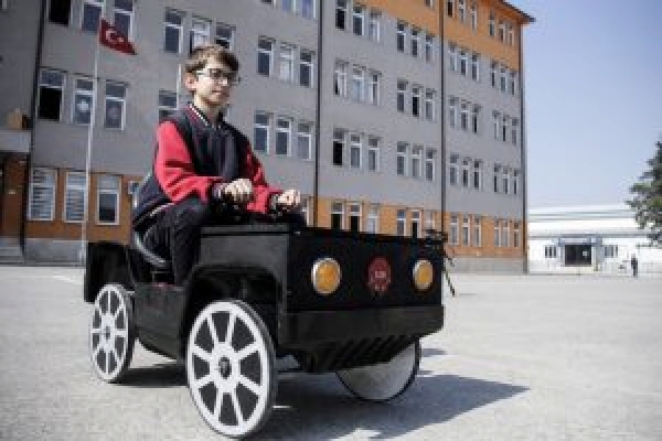 Bursa’da öğrenciler elektrikli araç üretti