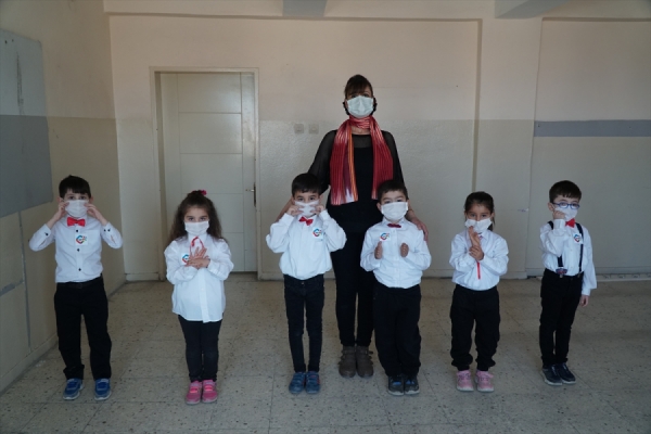 Çocuklardan 23 Nisan'da işaret diliyle Kovid-19 tedbirleri uyarısı