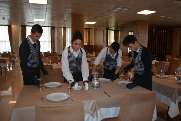 Cunda Uygulama Oteli'nde öğrenciler meslek öğrenirken harçlıklarını çıkarıyor