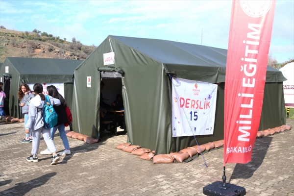 Mehmetçiğin kurduğu çadır okullarında üniversiteye hazırlanıyorlar