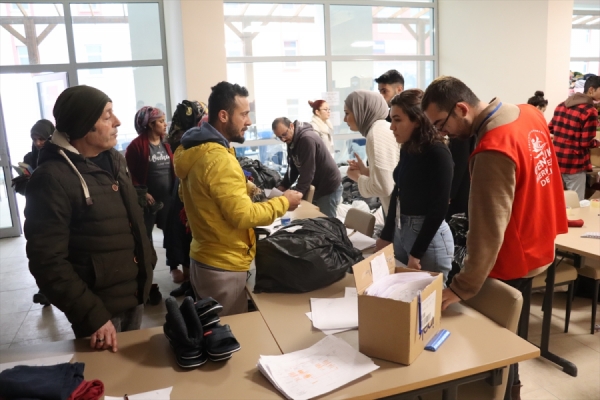 Düzce'de üniversitelilerin yurtlardan alamadığı eşyalar gönüllüler tarafından kendilerine ulaştırıldı