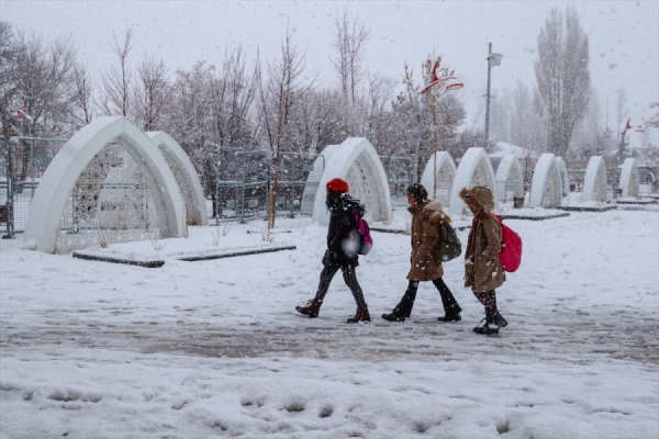Erzurum'da fırtınada çatısı uçan okulda eğitime ara verildi