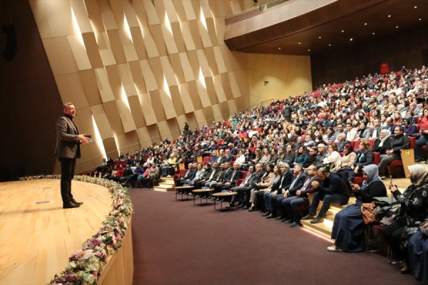 Eski Milli Eğitim Bakanı Selçuk'tan, çocuk eğitimi konferansı
