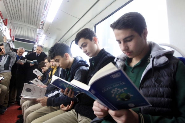 Farkındalık oluşturmak için tramvayda kitap okudular