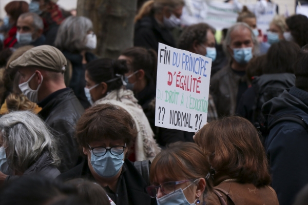 Fransa'da lise öğrencileri Kovid-19 protestolarını sürdürüyor