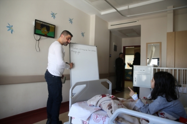 'Hastane sınıfı' öğretmenleri hasta çocuklara umut oluyor