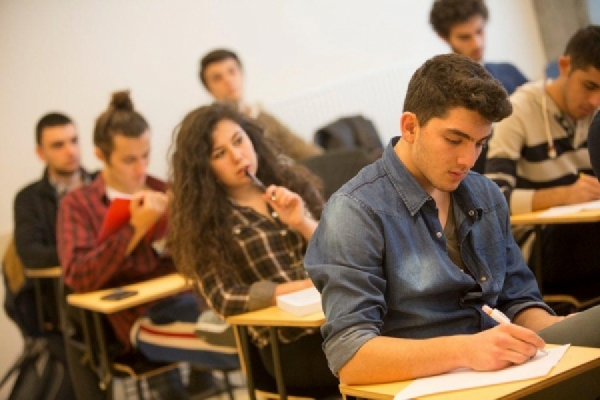 Hazırlık sınıfında başarısız olan öğrencilere Türkçe programlara kayıt imkanı