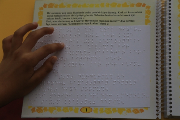İki liseli görme engelliler için sesi Braille alfabesine dönüştüren cihaz yaptı