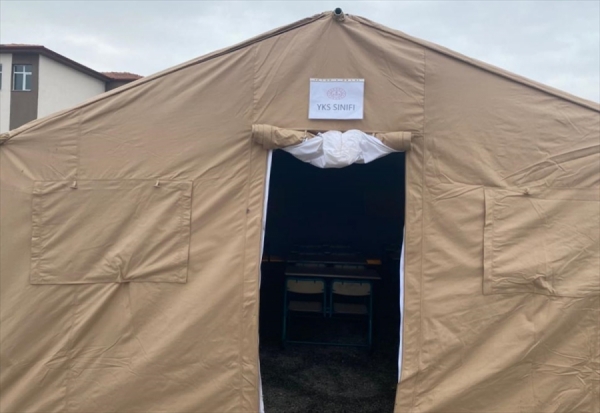 LGS ve YKS'ye hazırlanan öğrencilere çadırlarda kurs veriliyor