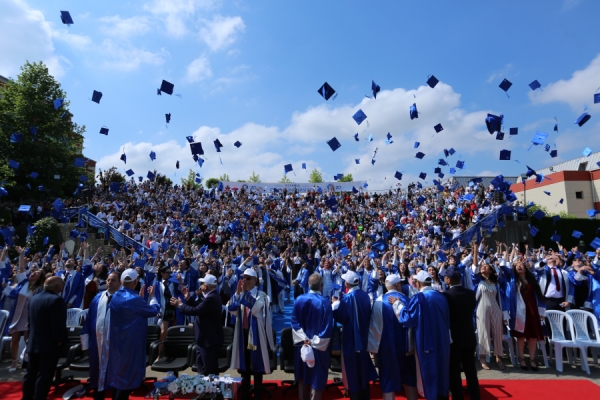 İstanbul Okan Üniversitesi’nde 6000 öğrenci mezuniyet sevinci yaşadı