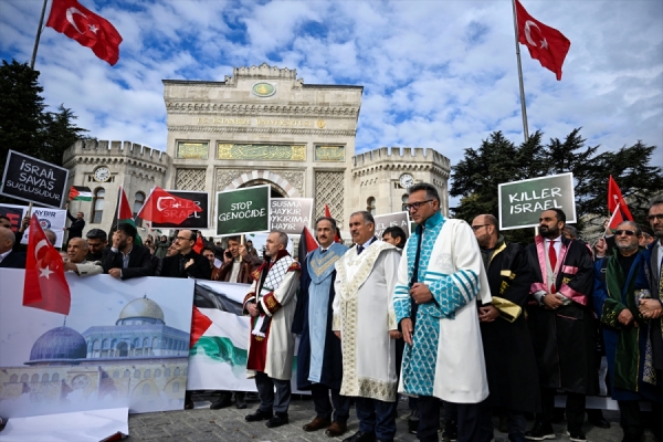 İstanbul'da akademisyenlerden 'cübbeli' İsrail protestosu