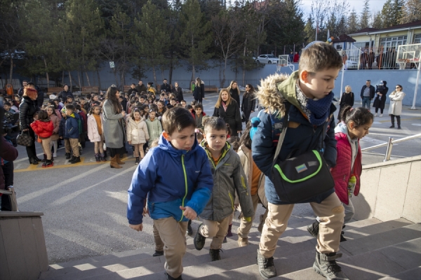 İzmir'de öğrenciler için ders zili çaldı