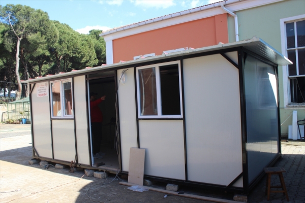 İzmir'deki meslek lisesinde depremzedeler için konteyner ev üretildi