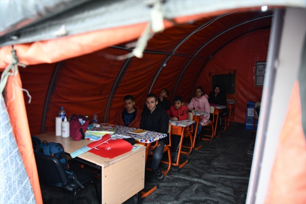 Kahramanmaraşlı depremzede öğrenciler çadır sınıflarda eğitimde