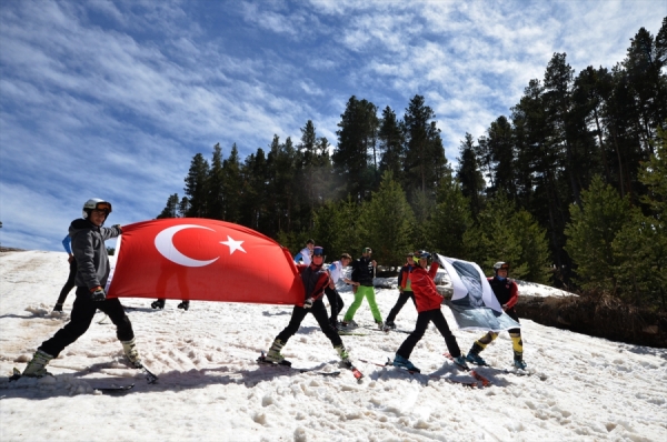 Kars'ta lise öğrencileri 23 Nisan'ı kayak yaparak kutladı