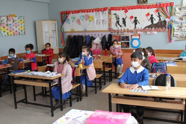 Kastamonu'da gönüllü gençler köy okuluna 'mutluluk' taşıdı