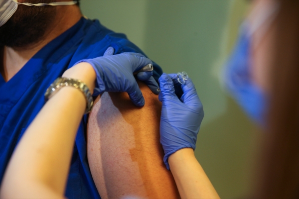 Koronavirüs aşısı: ‘Tanımlanamayan rahatsızlık’ çalışmaları durdurdu