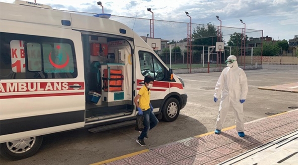 Kovid-19 tedavisi gören öğrenciler sınava ambulanslarla götürüldü