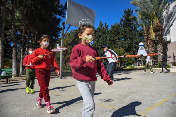 Köy köy gezip çocukları badminton sporuyla tanıştırıyorlar