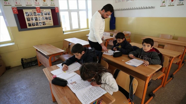 Köyün tek öğretmeni, sobalı sınıfta 4 öğrencisini geleceğe hazırlıyor