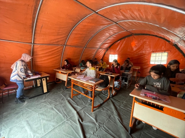 LGS ve YKS'ye hazırlanan öğrencilere çadırlarda kurs veriliyor