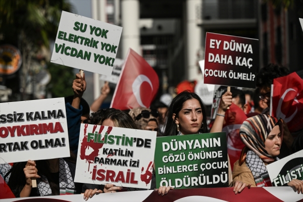 Marmara Üniversitesi öğrencilerinden Filistin'e destek yürüyüşü