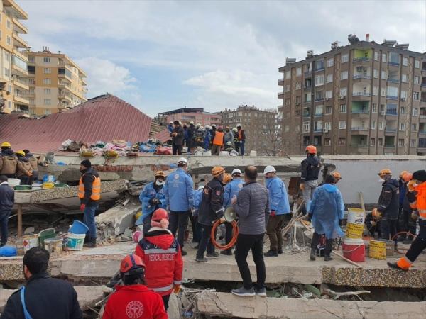 MEB'den 10 ildeki depremzedelere barınma ve yemek hizmeti