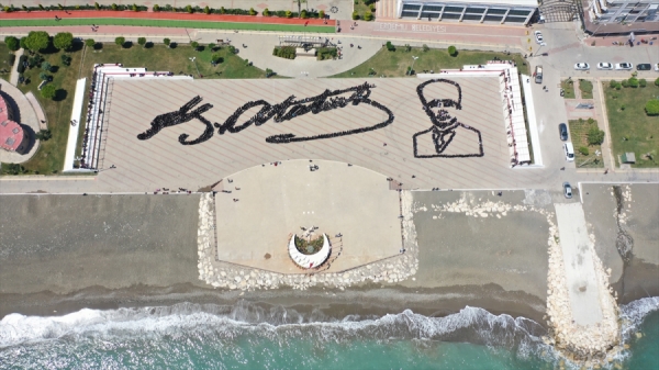 Mersin'de 1919 genç, Atatürk'ün imzası ve silüetini oluşturdu