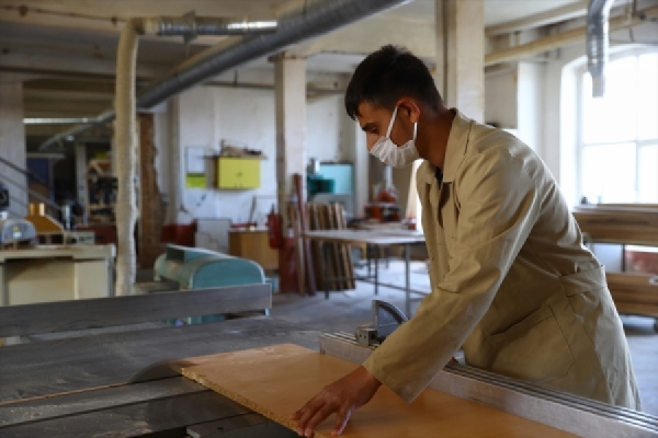 Depremden sonra yenilenen okullar için mobilya üretiyorlar