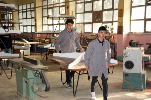 Meslek lisesi öğrencileri mobilya tasarım ve üretimi yapıyor