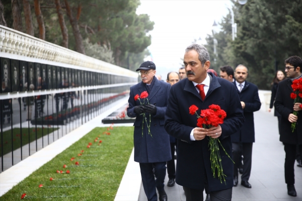 Milli Eğitim Bakanı Özer, Azerbaycan'da şehitlikleri ziyaret etti