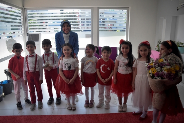 Milli Eğitim Bakanı Özer'in eşi Nebahat Özer, Bursa'da okul ziyaretlerinde bulundu