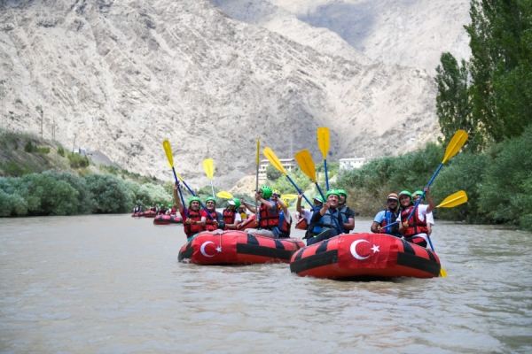 Milli Eğitim Bakanı Ziya Selçuk Hakkari'de gençlerle rafting yaptı