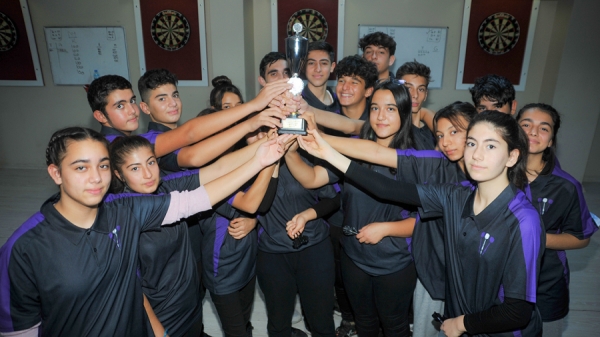 Okul koridorunda dart oynamayı öğrenen öğrenciler Türkiye şampiyonu oldu
